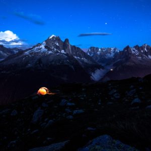 massif du mont blanc aiguille verte chamonix haute savoie 74 france alpes bivouac montagne photo de nuit tente glacier neige été tmb tour du mont blanc randonnée camping nature sauvage mountain alps