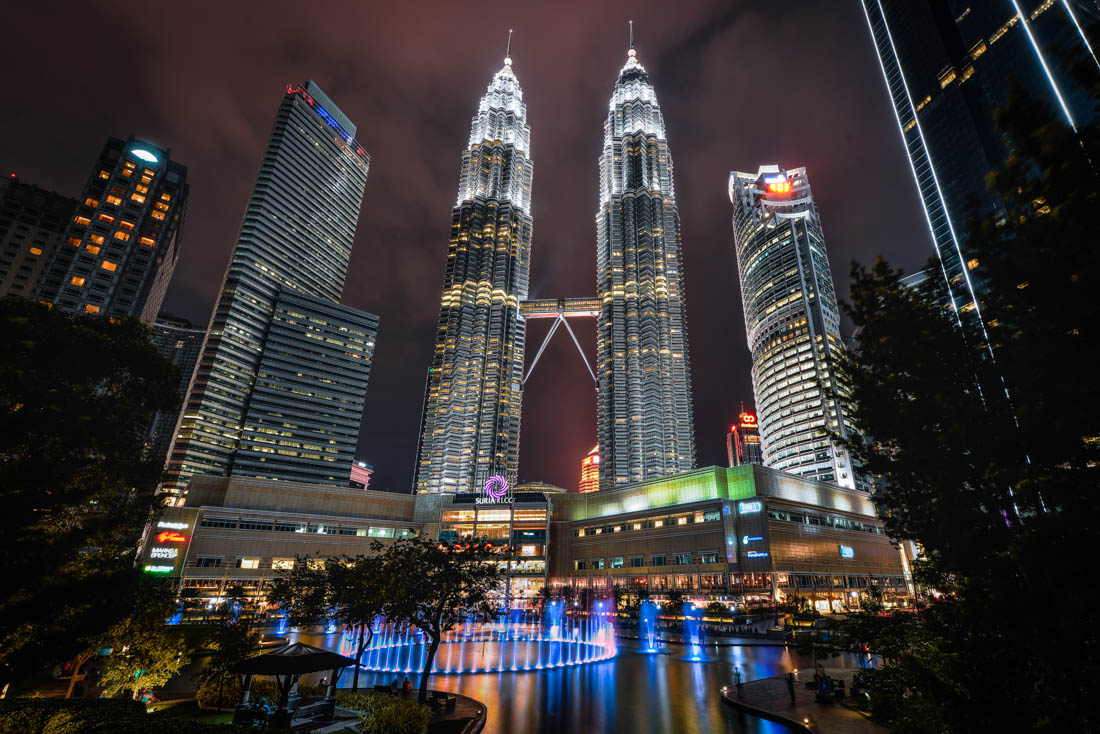 Tours Petronas tower Kuala Lumpur Malaisie Malaysia asia asie gratte ciel Skyscraper building architecture big city modern night nuit ville de demain