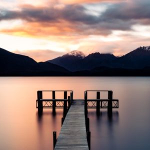 lake lac te anau southland fiordland nz new zeland nouvelle zélande south island milford sunset coucher de soleil golden hour light water reflect ponton lumière mountain montagne doré calm relax